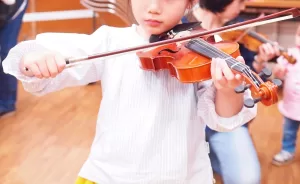 バイオリンを弾く子ども