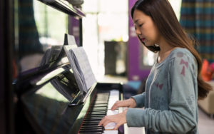ピアノを弾く女性