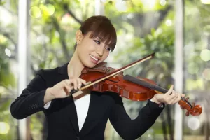 崩れた姿勢でバイオリンを弾く女性