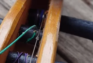 ペグに巻き付いた弦