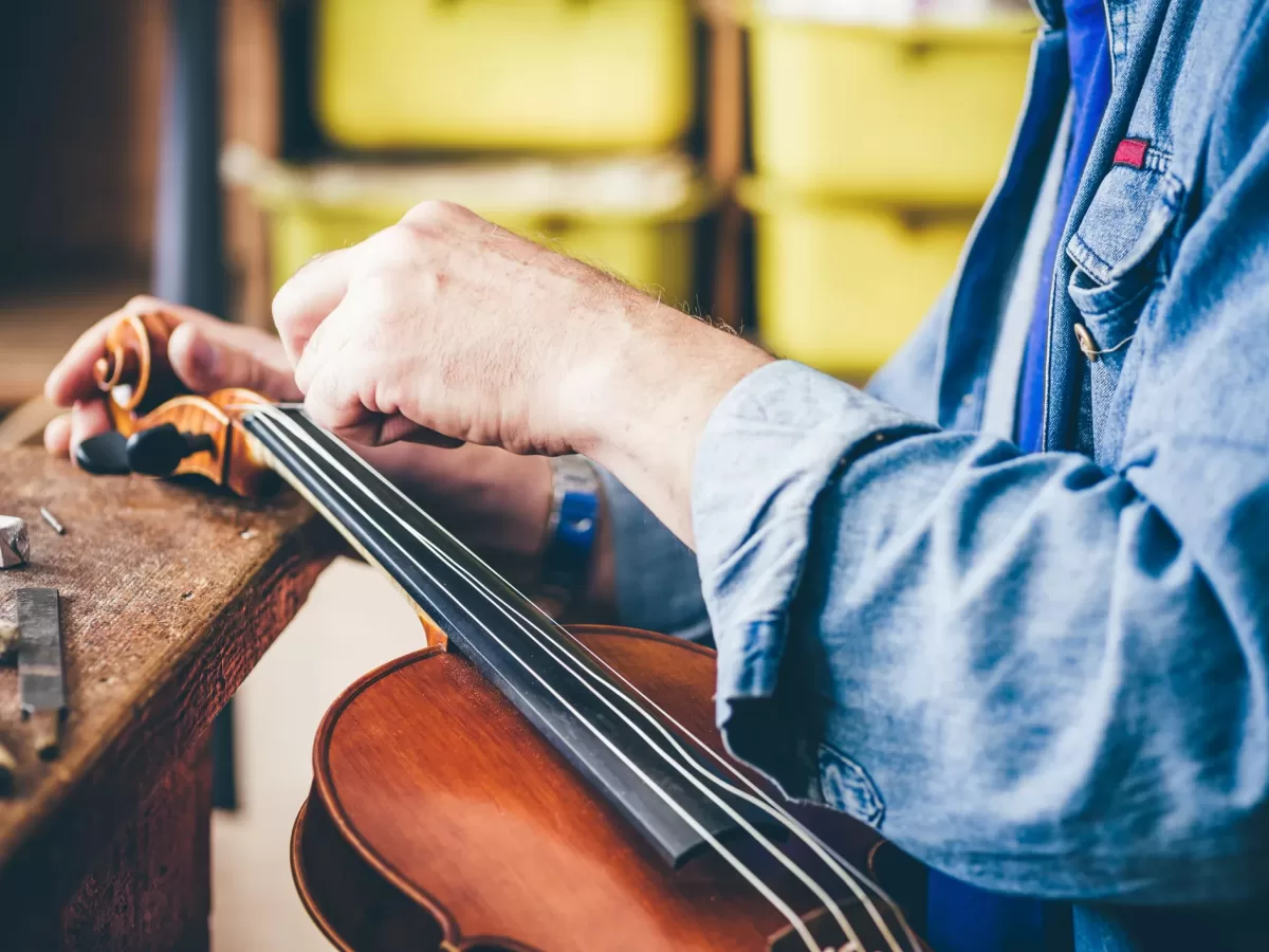 バイオリンの弦が切れた時の対処法～初心者でもできる簡単な弦交換ガイド