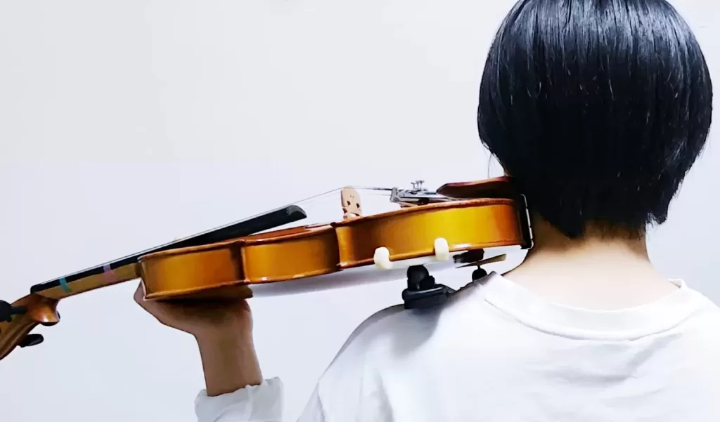バイオリンを左肩に載せいている人（誤った例）