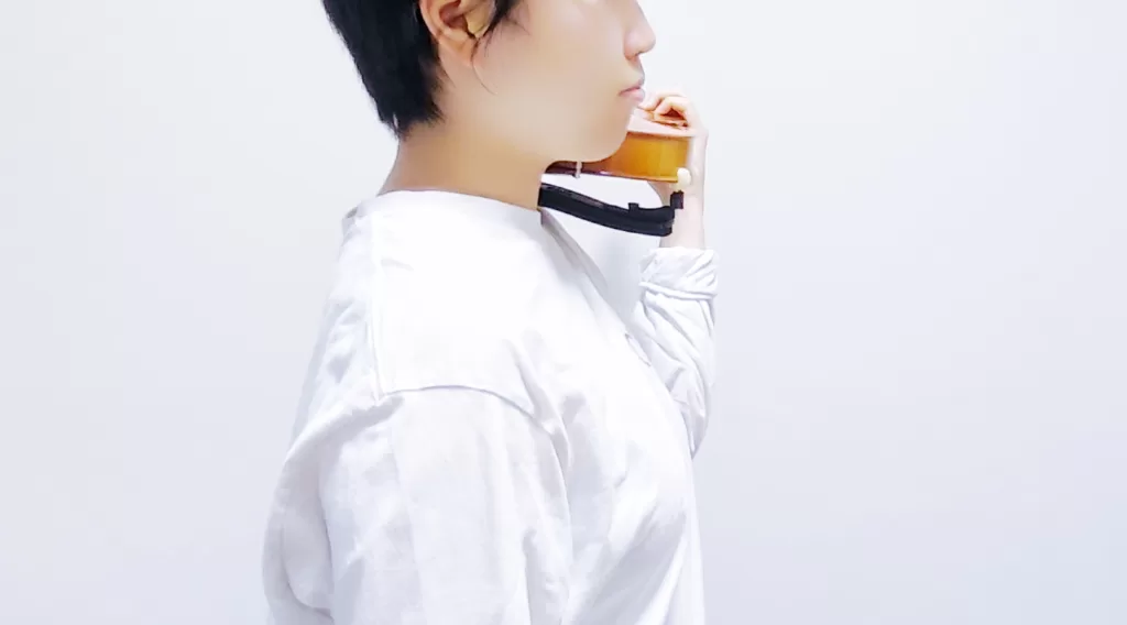 バイオリンを左肩の載せる人（誤った例）