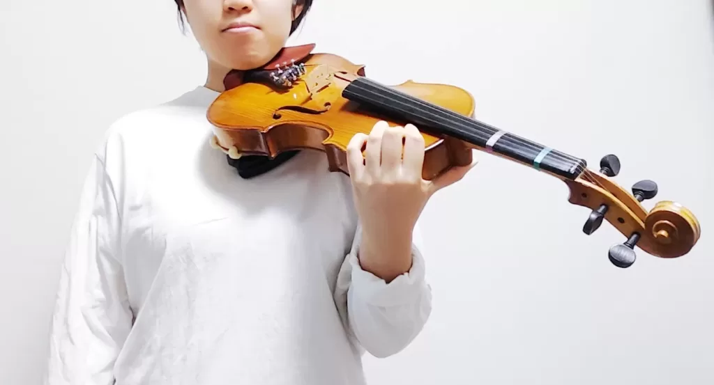 バイオリンを左肩に載せる人（誤った例）