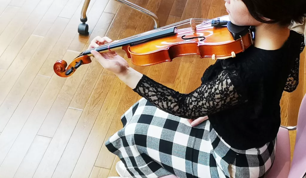 バイオリンを左肩に載せる人（誤った例）