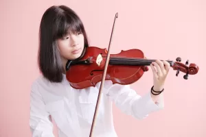 バイオリンを演奏する女性