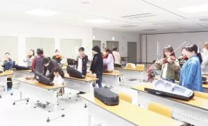 バイオリン体験レッスンを受ける親子