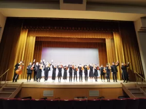 ステージでバイオリン演奏を終えた子ども達