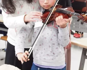 バイオリンを練習する親子