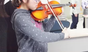 バイオリンを練習する小学生