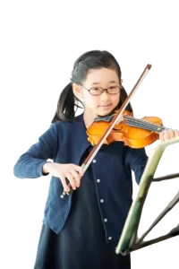 バイオリンを練習する子ども（背景透過）