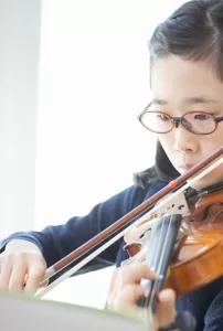 バイオリンを弾く子ども