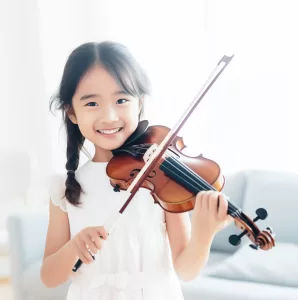 笑顔でバイオリンを弾く子ども